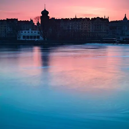 Small Sunny Park View Apartman