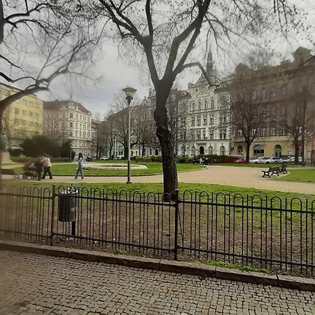 Small Sunny Park View Apartamento Praga