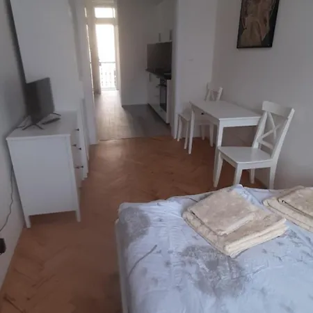 Small Sunny Park View Apartamento Praga