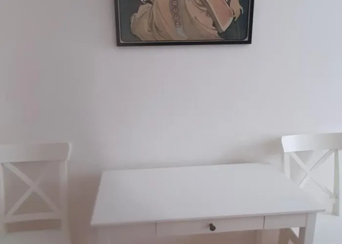 Small Sunny Park View Lägenhet