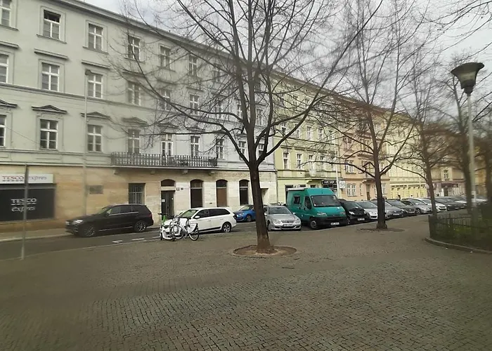 Small Sunny Park View Apartment